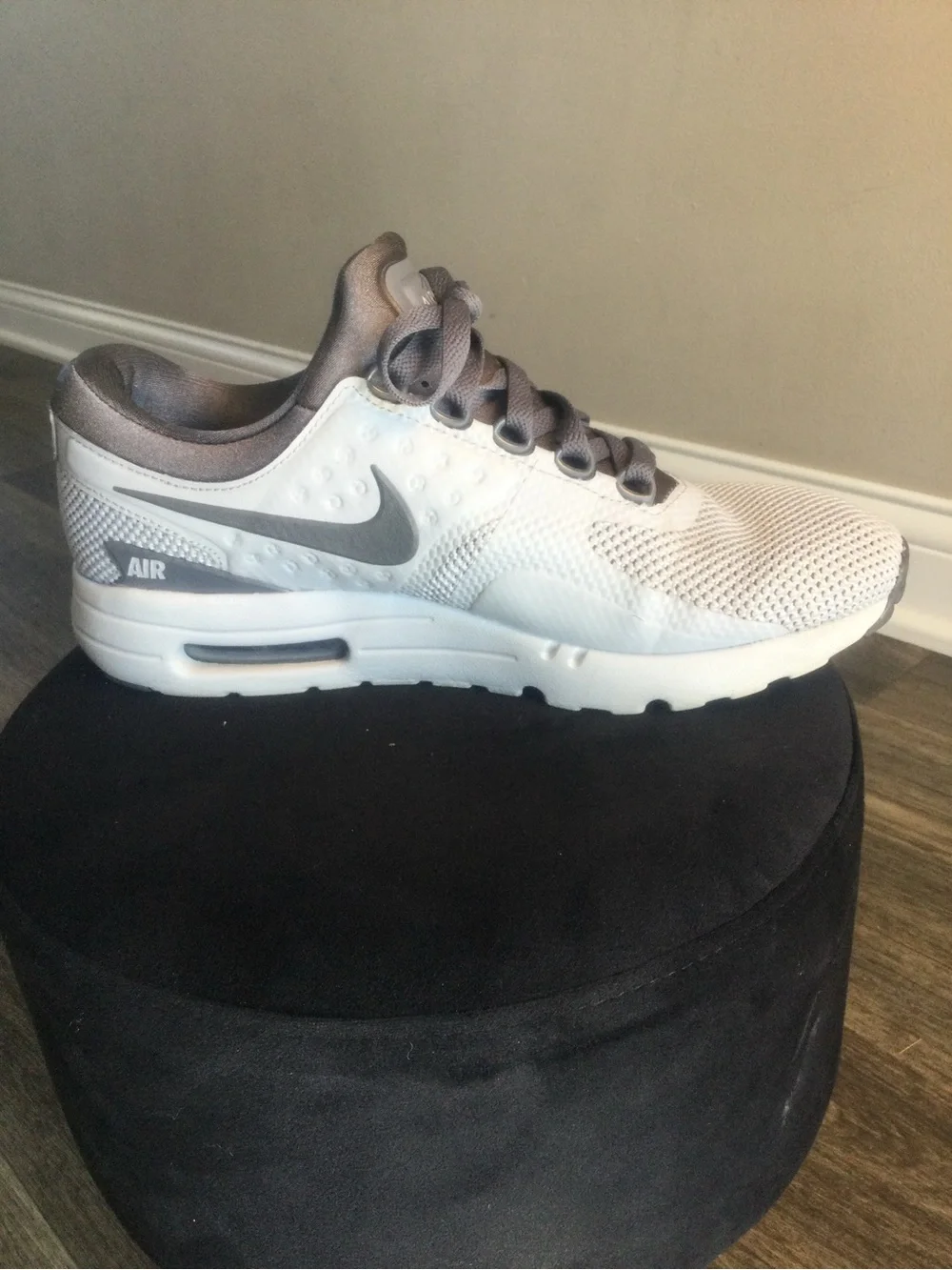 AIR MAX ZERO ESSENTIAL Mens light gray and dark gray Size 8
